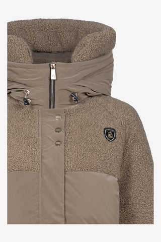Detalj på huva och överdel på Cavallo Cavallika ridkappa Peanut