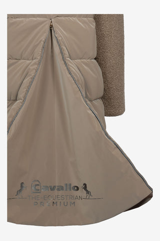 Detalj på bakre ridöppning på Cavallo Cavallika ridkappa Peanut