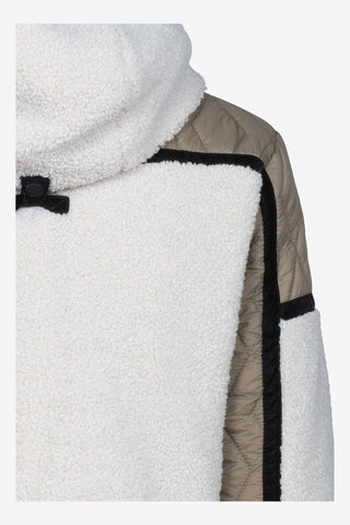 Detalj på axel och teddyfleece på Cavallo Cavallunis teddyjacka Vanilla