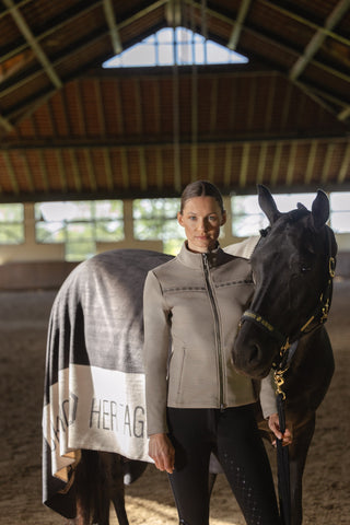 Eskadron Fleecefilt Plait Heritage 26/27 Black på häst i stallmiljö