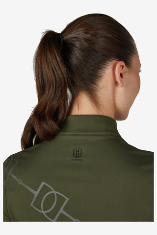 Eskadron Tröja Half-Zip Heritage 26/27 Deep Moss rygg och logotyp på modell