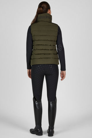 Eskadron Väst Quilt Heritage 26/27 Deep Moss på modell bakifrån