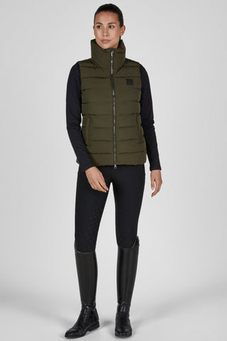 Eskadron Väst Quilt Heritage 26/27 Deep Moss på modell framifrån